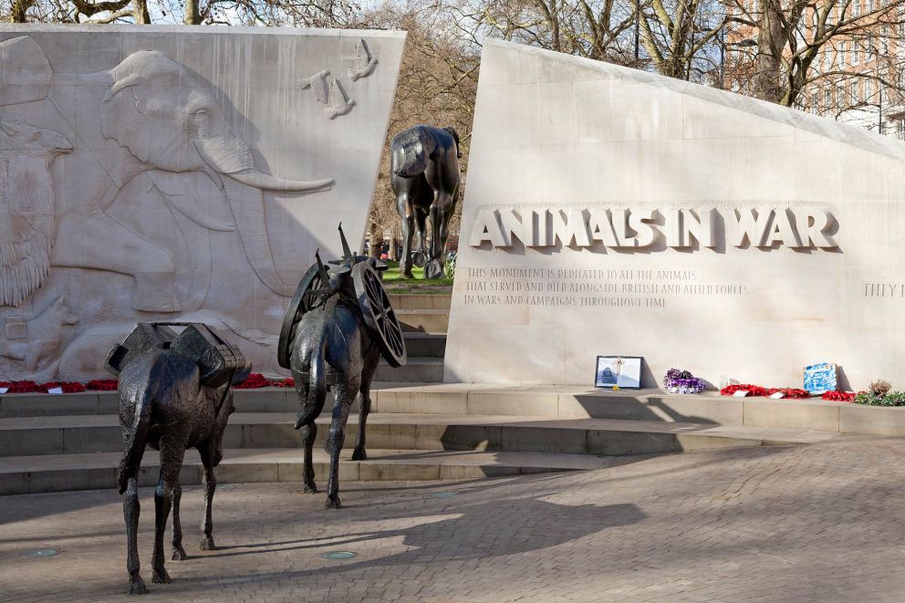 Animals in War Memorial, foto via link